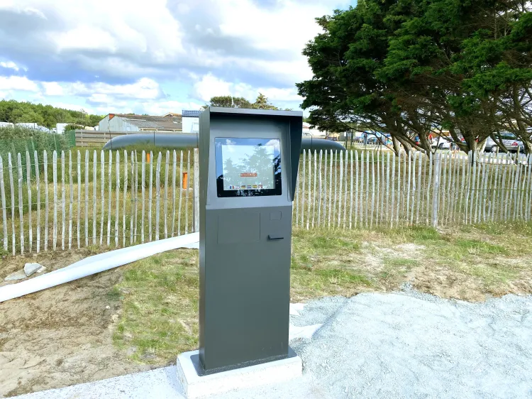 Naxi totem borne exterieur_Inaxel.webp Borne check-in autonome extérieure pour camping avec file d’attente à la réception